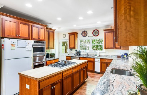 North Shores Casa | Rehoboth Beach North Shores home with pool, basketball, fast WiFi & W/D