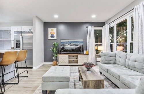 Rolling Meadows Casa | Reign - Rolling Meadows Home!