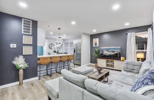 Rolling Meadows Casa | Reign - Rolling Meadows Home!