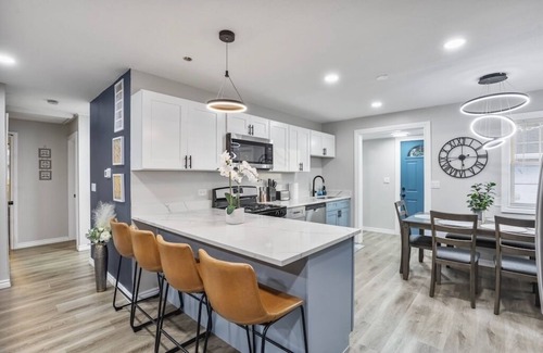 Rolling Meadows Casa | Reign - Rolling Meadows Home!
