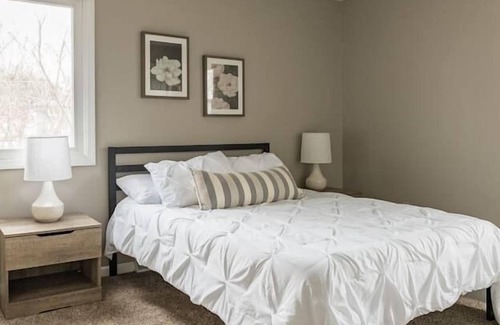 Clive Casa | Reimagined Duplex near West Des Moines 2BR