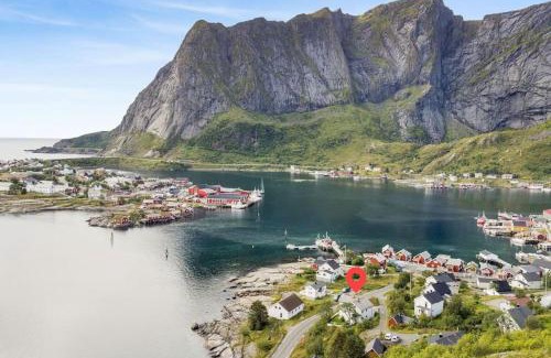 Moskenes Casa | Reine Fishermans House - Mountain & Seaview