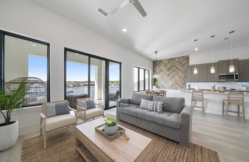 Montgomery Condominio | Rejuvenate at Lake Conroe's #1 food spot! 60% Discount for Monthly Stays!