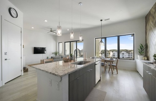 Montgomery Condominio | Rejuvenate at Lake Conroe's #1 food spot! 60% Discount for Monthly Stays!