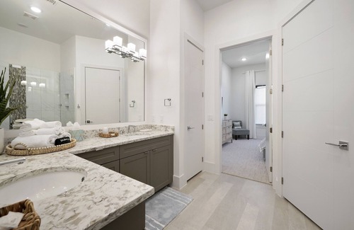Montgomery Condominio | Rejuvenate at Lake Conroe's #1 food spot! 60% Discount for Monthly Stays!