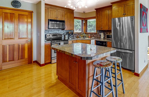 Manchester Casa | Rejuvenate in this home with fire place, hot tub, ocean/lighthouse/sunset views