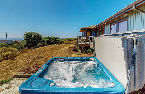 Manchester Casa | Rejuvenate in this home with fire place, hot tub, ocean/lighthouse/sunset views