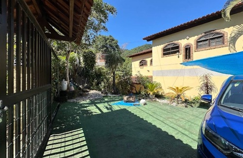 Jacarepagua Casa | Relax in nature with a mountain climate. Pets are allowed, because of the pool and barbecue.