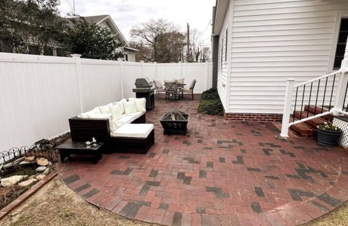Snow Hill Casa | Relax after a family or sporting event, enjoying the backyard or the fireplace.