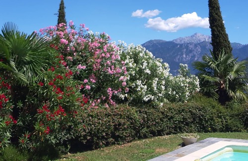 Azzano Casa | Relax and comfort in the apartment in a villa, with a wonderful view of the lake and private pool