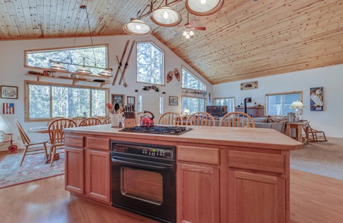 Graeagle Casa | Relax and cozy-in with friends at this spacious Graeagle cabin
