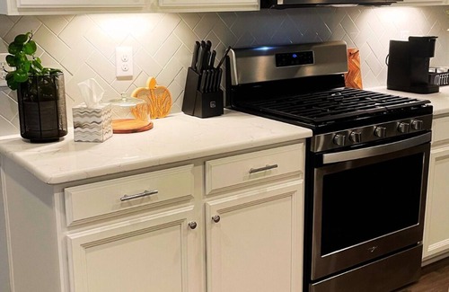 Fuquay-Varina Casa | Relax and enjoy this beautiful, modern home with a gourmet kitchen!