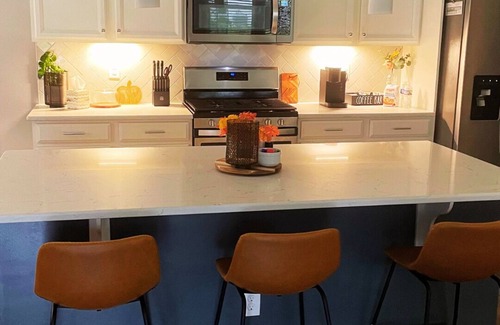 Fuquay-Varina Casa | Relax and enjoy this beautiful, modern home with a gourmet kitchen!