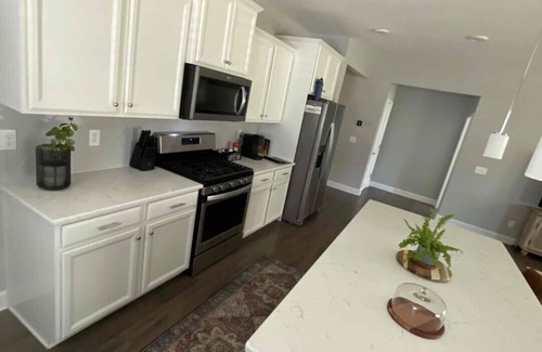 Fuquay-Varina Casa | Relax and enjoy this beautiful, modern home with a gourmet kitchen!