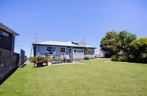 Kalimna Casa | Kalimna Holiday House: Relax and enjoy the magnificent 180-degree water views