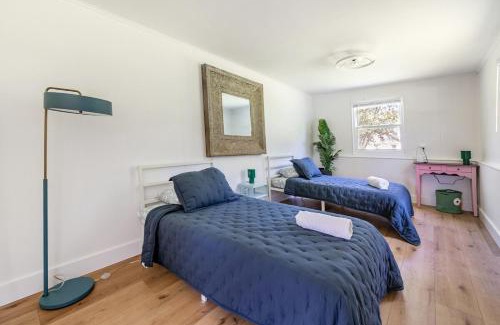 Knoxville Casa | Relax and Explore - Knoxville Stay with Hot Tub and Grill