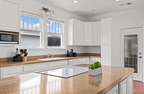 Sherman Casa | Relax and peaceful 4 BD house with fireplace