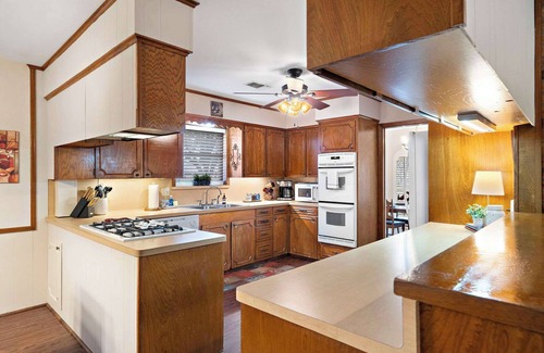Baytown Casa | Relax and Play 3BR Retreat w Sunroom