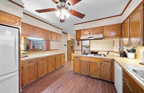 Baytown Casa | Relax and Play 3BR Retreat w Sunroom