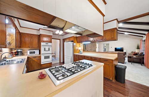 Baytown Casa | Relax and Play 3BR Retreat w Sunroom