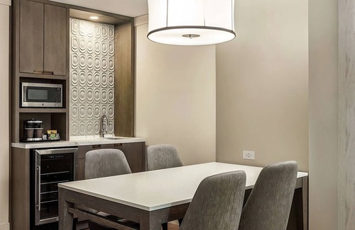 Streeterville Hotel | Relax and Recharge! 2 Comfortable Units, Parking, Onsite Swimming Pool