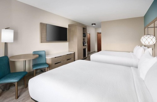 Marathon Hotel | Relax and Recharge! 4 Awesome Units, Free Breakfast, Near Marathon Air Museum