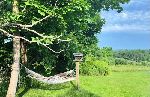 Waldoboro Casa | Relax and recharge at Cold Comfort Farm on the coast of Maine