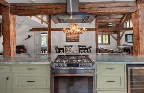 Warren Condominio | Relax and Recharge: Farmhouse Condo with Hot Tub in Sugarbush Paradise