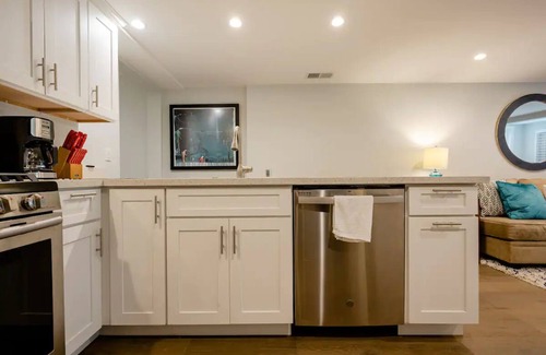 Potrero Hill Condominio | Relax and Rejuvenate in Sun Drenched Garden Condo