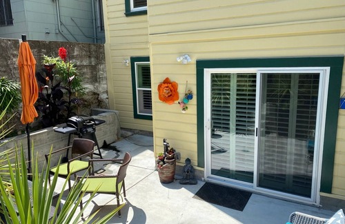 Potrero Hill Condominio | Relax and Rejuvenate in Sun Drenched Garden Condo