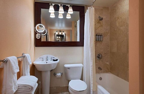 Downtown Austin Complejo | Relax and Rejuvenate! Swimming Pool, Pets Allowed, Near Texas State Capitol!