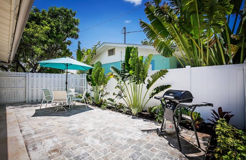 Ilexhurst Cabaña | Relax and Tan on Your Private Patio. Just a minute to the beach