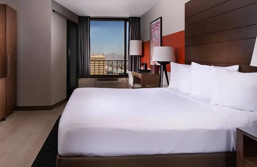 Downtown Las Vegas Hotel | Relax and Unwind! 2 Comfortable Units, Pool, Free Parking, Near Mob Museum