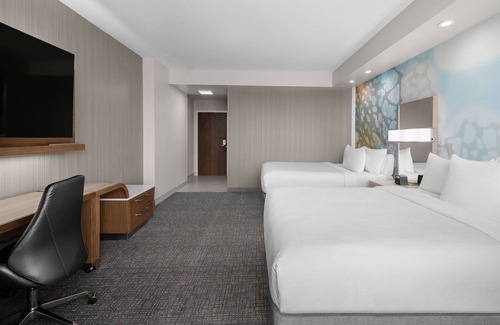 Clearwater Beach Hotel | Relax and Unwind! 2 Great Units, Outdoor Pool, On-Site Restaurant and Bar