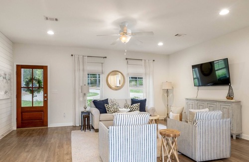 Samantha Casa | Relax and Unwind at Our Stunning 2 bed/ 1.5 bath Guest House on Lake Tuscaloosa