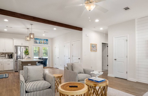 Samantha Casa | Relax and Unwind at Our Stunning 2 bed/ 1.5 bath Guest House on Lake Tuscaloosa
