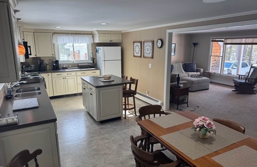 Freedom Casa | Relax and Unwind at Our Cozy Lakeside Cottage on Berry Bay