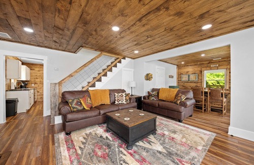 Bentonville Casa | Relax and Unwind at River Front Oasis w/ Hot Tub