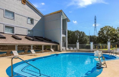 Merry Oaks Casa | Relax and Unwind! Budget-friendly, Free Parking & Breakfast, Onsite Pool