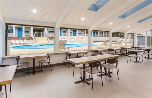 Merry Oaks Casa | Relax and Unwind! Budget-friendly, Free Parking & Breakfast, Onsite Pool