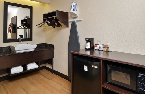 Secaucus Casa | Relax and Unwind! Free Parking, Pets Allowed, Short Drive to Metlife Stadium