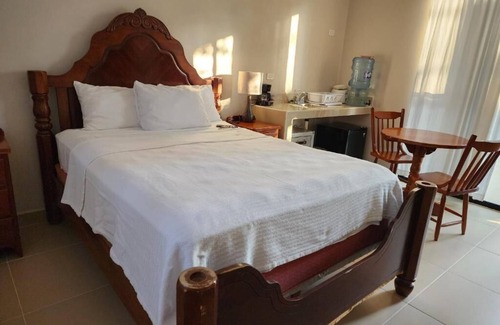 Cayo Corker Apartamento | Relax and Unwind in Our Serene Poolside Studio Retreat!"