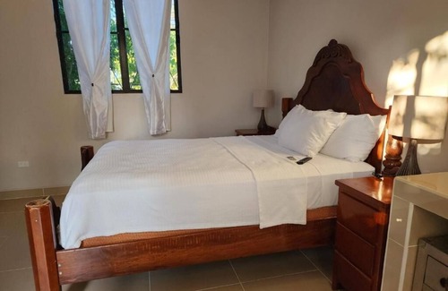 Cayo Corker Apartamento | Relax and Unwind in Our Serene Poolside Studio Retreat!"