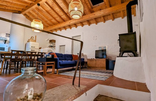 Alvaiazere Otro | Relax and unwind in this stylish Portuguese Farmhouse.