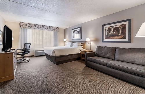 Palm Valley Complejo | Relax and Unwind in Red Lion Inn & Suites Goodyear Phoenix! Free Parking