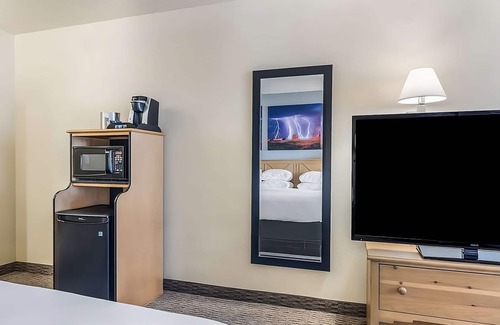 Palm Valley Complejo | Relax and Unwind in Red Lion Inn & Suites Goodyear Phoenix! Free Parking