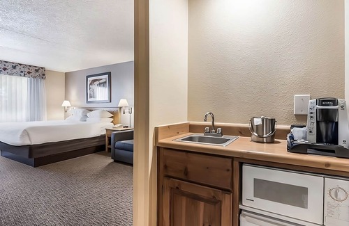 Palm Valley Complejo | Relax and Unwind in Red Lion Inn & Suites Goodyear Phoenix! Free Parking