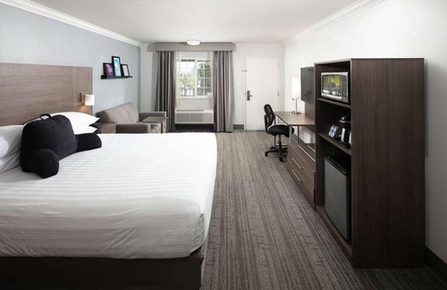 Temecula Complejo | Relax and Unwind in Signature Temecula! Free Parking, Pool, Near Garage Brewing
