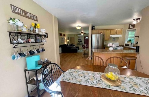 Weaverville Apartamento | Relax and unwind in this spacious one level apartment with amazing views!