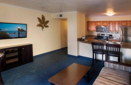 Rocky Point Hotel | Relax and Unwind! Kitchen, Outdoor Pool, Parking, Near Henry B. Plant Museum!